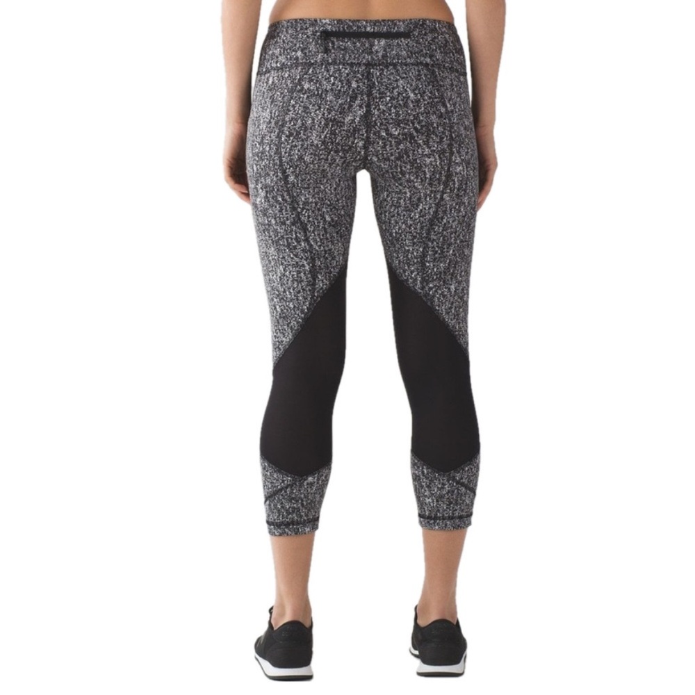 Lululemon Size 10 Pace Rival Crop Manifesto Black‎ White Inseam 22”